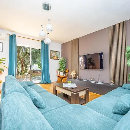 Kristina In With Private Pool, Bbq