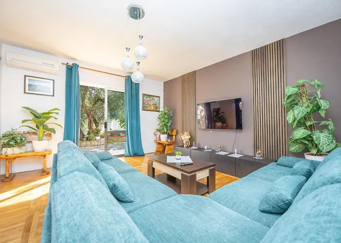 Kristina In With Private Pool, Bbq