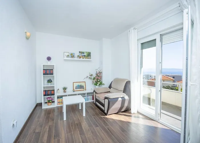 Kristina In With Private Pool, Bbq