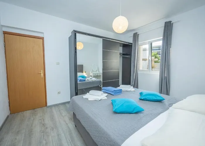 Villa Kristina In With Private Pool, Bbq Makarska