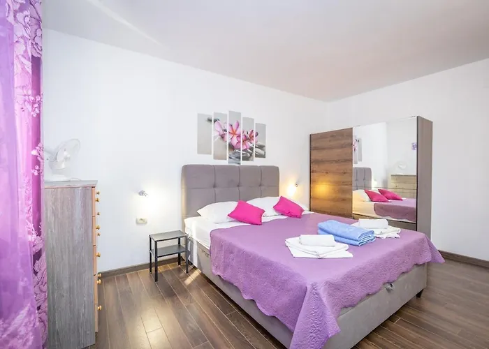 Kristina In With Private Pool, Bbq