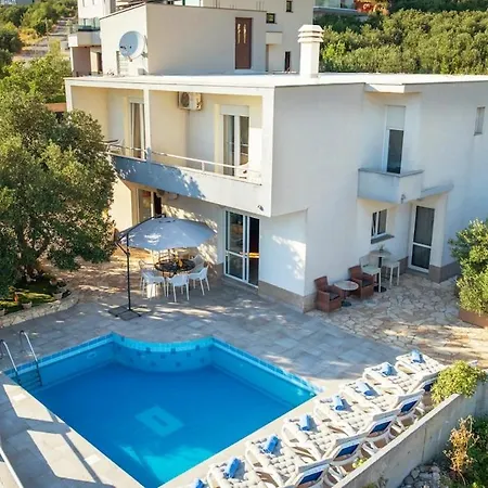 Kristina In With Private Pool, Bbq *
