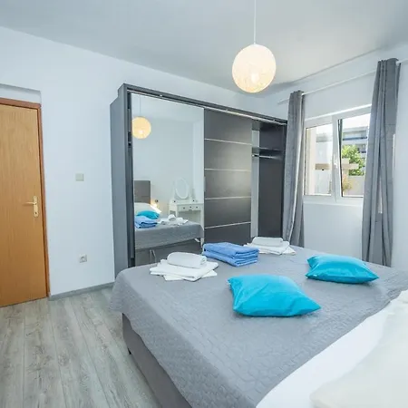 Villa Kristina In With Private Pool, Bbq Makarska